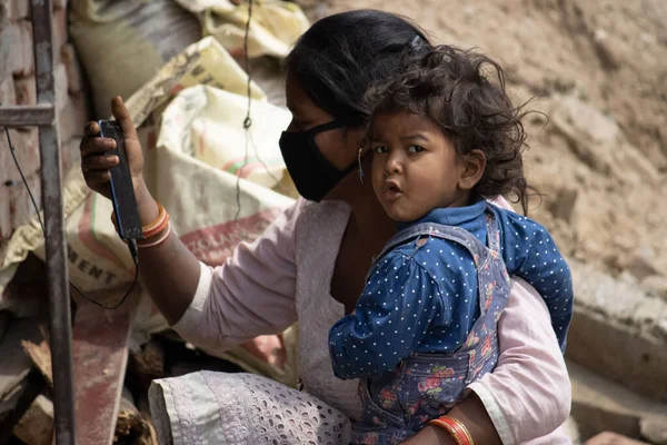 Dehradun Uttarakhand Indie Sierpień 2020 Biedne Indianki Robiące Selfie Dzieckiem — Zdjęcie stockowe