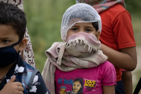 Dehradun, Uttarakhand / India-AUGust 2 2020: Hindistan 'da felaket salgını covid -19 corona virüsü. İnsanlar farklı eyaletlerden, ülkelerden eve dönüyorlar. Doktorlar ve yönetim tarafından termal tarama.
