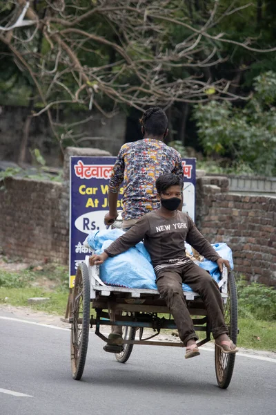 Dehradun, Uttarakhand / Hindistan - 02 Ağustos 2020: Yoksul Hintliler salgın koronavirüs covid-19 nedeniyle maske takarak iş yapıyorlar.