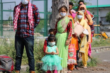 Dehradun, Uttarakhand / Hindistan - Ağustos 01: 20: Polis iş başında, insanlar pandemik koronavirüs covid-19 nedeniyle maske takıyor.