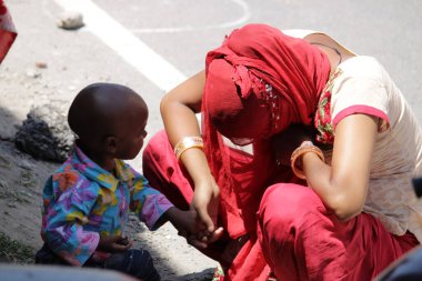 Dehradun, Uttarakhand / Hindistan - Ağustos 01 2020: Zavallı Hintli kadınlar, Coronavirus covid-19 nedeniyle maske takıyorlar.