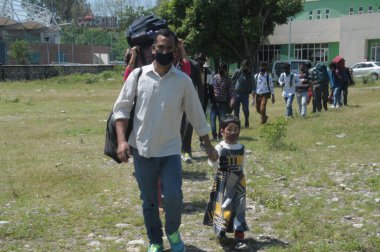 Dehradun, Uttarakhand / Hindistan - 01 Ağustos 2020: Corona virüsü nedeniyle farklı eyaletlerden evlerine dönen göçmenler.
