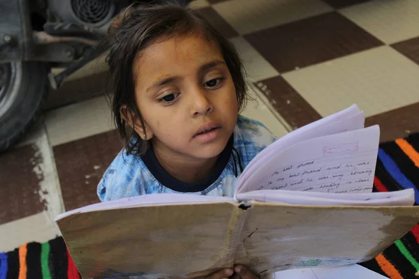 Dehradun Uttarakhand Indie Sierpień 2020 Dzieci Czytające Książki Piszące Badania — Zdjęcie stockowe