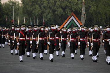 Dehradun, Uttarakhand / Hindistan - 15 Ağustos 2020: IMA COVID-19 Gölgesi Altında Geçit Töreni, öğrenciler maske takıyor.