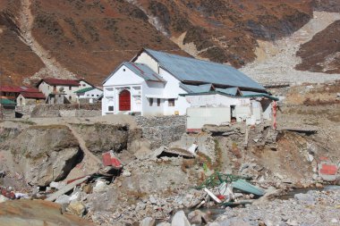 Uttarkashi, Uttarakhand / India - 17 Haziran 2013: Uttarakhand, Hindistan 'da Kedarnath Felaketi 2013 sırasında çökmüş evler. Yaşam ve mülkte ağır kayıplara yol açtı.