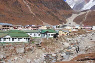 Uttarkashi, Uttarakhand / India - 17 Haziran 2013: Uttarakhand, Hindistan 'da Kedarnath Felaketi 2013 sırasında çökmüş evler. Yaşam ve mülkte ağır kayıplara yol açtı.