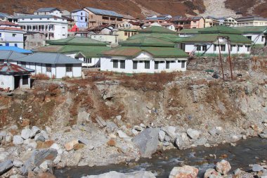 Uttarkashi, Uttarakhand / India - 17 Haziran 2013: Uttarakhand, Hindistan 'da Kedarnath Felaketi 2013 sırasında çökmüş evler. Yaşam ve mülkte ağır kayıplara yol açtı.