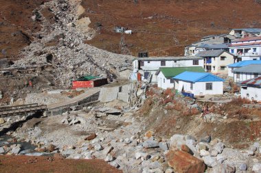 Uttarkashi, Uttarakhand / India - 17 Haziran 2013: Uttarakhand, Hindistan 'da Kedarnath Felaketi 2013 sırasında çökmüş evler. Yaşam ve mülkte ağır kayıplara yol açtı.