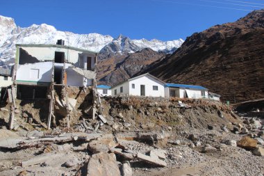 Uttarkashi, Uttarakhand / India - 17 Haziran 2013: Uttarakhand, Hindistan 'da Kedarnath Felaketi 2013 sırasında çökmüş evler. Yaşam ve mülkte ağır kayıplara yol açtı.