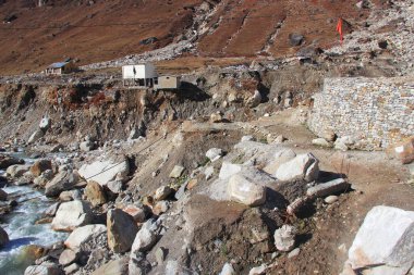 Uttarkashi, Uttarakhand / India - 17 Haziran 2013: Uttarakhand, Hindistan 'da Kedarnath Felaketi 2013 sırasında çökmüş evler. Yaşam ve mülkte ağır kayıplara yol açtı.