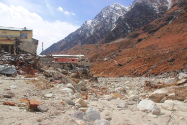 Uttarkashi, Uttarakhand / India - 17 Haziran 2013: Uttarakhand, Hindistan 'da Kedarnath Felaketi 2013 sırasında çökmüş evler. Yaşam ve mülkte ağır kayıplara yol açtı.