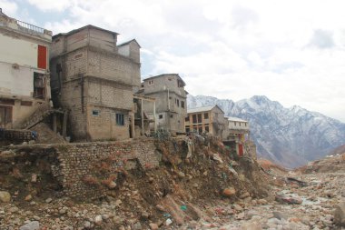 Uttarkashi, Uttarakhand / India - 17 Haziran 2013: Uttarakhand, Hindistan 'da Kedarnath Felaketi 2013 sırasında çökmüş evler. Yaşam ve mülkte ağır kayıplara yol açtı.
