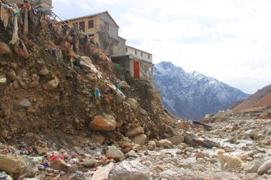 Uttarkashi, Uttarakhand / India - 17 Haziran 2013: Uttarakhand, Hindistan 'da Kedarnath Felaketi 2013 sırasında çökmüş evler. Yaşam ve mülkte ağır kayıplara yol açtı.