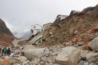 Uttarkashi, Uttarakhand / India - 17 Haziran 2013: Uttarakhand, Hindistan 'da Kedarnath Felaketi 2013 sırasında çökmüş evler. Yaşam ve mülkte ağır kayıplara yol açtı.