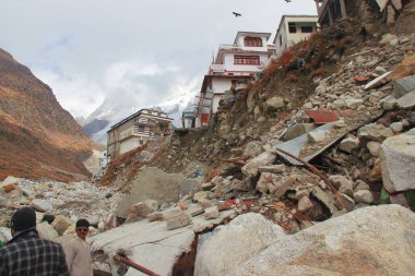 Uttarkashi, Uttarakhand / India - 17 Haziran 2013: Uttarakhand, Hindistan 'da Kedarnath Felaketi 2013 sırasında çökmüş evler. Yaşam ve mülkte ağır kayıplara yol açtı.