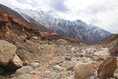 Uttarkashi, Uttarakhand / India - 17 Haziran 2013: Uttarakhand, Hindistan 'da Kedarnath Felaketi 2013 sırasında çökmüş evler. Yaşam ve mülkte ağır kayıplara yol açtı.