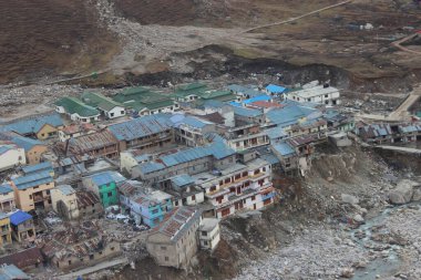 Kedarnath Tapınağı 'nın havadan görünüşü Kedarnath Felaketi 2013' ten sonra. İnsanlara ve mülke ağır zarar verildi. En kötü felaket. Heyelan, sel, Hindistan 'da sağanak yağış.