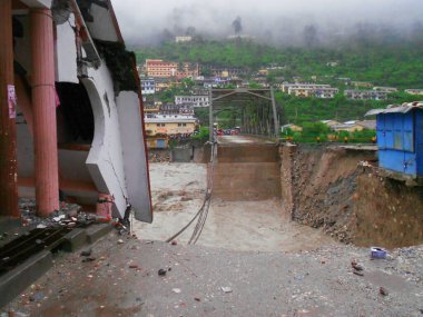Hindistan faciası. Şiddetli yağış sele neden olur. Birçok hayata zarar verir. Hindistan 'da bulut patlaması. Nehir kırmızı alarmın üzerinde akıyor.