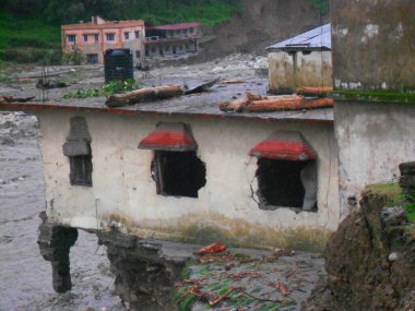 Hindistan faciası. Şiddetli yağış sele neden olur. Birçok hayata zarar verir. Hindistan 'da bulut patlaması. Nehir kırmızı alarmın üzerinde akıyor.