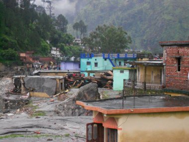 Hindistan faciası. Şiddetli yağış sele neden olur. Birçok hayata zarar verir. Hindistan 'da bulut patlaması. Nehir kırmızı alarmın üzerinde akıyor.