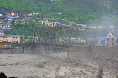 Hindistan faciası. Şiddetli yağış sele neden olur. Hindistan 'da sağanak yağmur. Nehir kırmızı alarmın üzerinde akıyor. Nehir taşması nedeniyle köprü bozuk karayolu tıkandı.