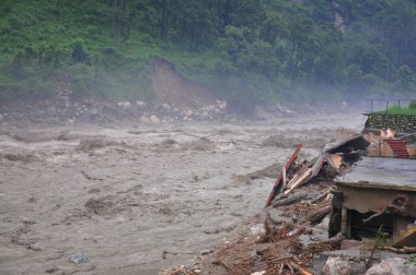 Hindistan faciası. Şiddetli yağış sele neden olur. Birçok hayata zarar verir. Hindistan 'da bulut patlaması. Nehir kırmızı alarmın üzerinde akıyor.
