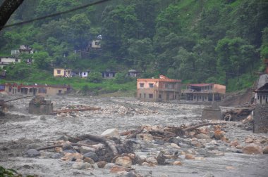 Hindistan faciası. Şiddetli yağış sele neden olur. Birçok hayata zarar verir. Hindistan 'da bulut patlaması. Nehir kırmızı alarmın üzerinde akıyor.