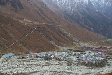 Kedarnath Tapınağı 'nın havadan görünüşü Kedarnath Felaketi 2013' ten sonra. İnsanlara ve mülke ağır zarar verildi. En kötü felaket. Heyelan, sel, Hindistan 'da sağanak yağış.