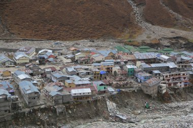 Kedarnath Tapınağı 'nın havadan görünüşü Kedarnath Felaketi 2013' ten sonra. İnsanlara ve mülke ağır zarar verildi. En kötü felaket. Heyelan, sel, Hindistan 'da sağanak yağış.
