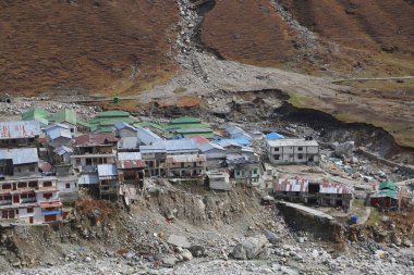 Kedarnath Tapınağı 'nın havadan görünüşü Kedarnath Felaketi 2013' ten sonra. İnsanlara ve mülke ağır zarar verildi. En kötü felaket. Heyelan, sel, Hindistan 'da sağanak yağış.