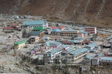 Kedarnath Tapınağı 'nın havadan görünüşü Kedarnath Felaketi 2013' ten sonra. İnsanlara ve mülke ağır zarar verildi. En kötü felaket. Heyelan, sel, Hindistan 'da sağanak yağış.
