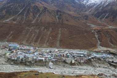 Kedarnath Tapınağı 'nın havadan görünüşü Kedarnath Felaketi 2013' ten sonra. İnsanlara ve mülke ağır zarar verildi. En kötü felaket. Heyelan, sel, Hindistan 'da sağanak yağış.