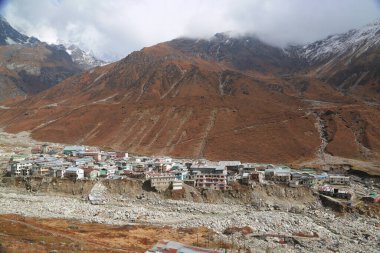 Kedarnath Tapınağı 'nın havadan görünüşü Kedarnath Felaketi 2013' ten sonra. İnsanlara ve mülke ağır zarar verildi. En kötü felaket. Heyelan, sel, Hindistan 'da sağanak yağış.