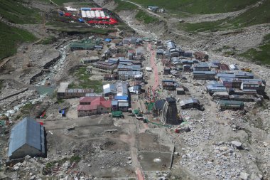 Kedarnath Tapınağı 'nın havadan görünüşü Kedarnath Felaketi 2013' ten sonra. İnsanlara ve mülke ağır zarar verildi. En kötü felaket. Heyelan, sel, Hindistan 'da sağanak yağış.