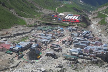 Kedarnath Tapınağı 'nın havadan görünüşü Kedarnath Felaketi 2013' ten sonra. İnsanlara ve mülke ağır zarar verildi. En kötü felaket. Heyelan, sel, Hindistan 'da sağanak yağış.