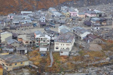 Kedarnath Tapınağı 'nın havadan görünüşü Kedarnath Felaketi 2013' ten sonra. İnsanlara ve mülke ağır zarar verildi. En kötü felaket. Heyelan, sel, Hindistan 'da sağanak yağış.
