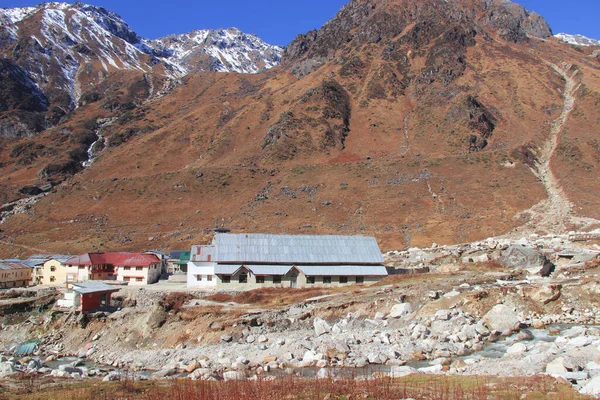 Uttarkashi, Uttarakhand / India - 17 Haziran 2013: Uttarakhand, Hindistan 'da Kedarnath Felaketi 2013 sırasında çökmüş evler. Yaşam ve mülkte ağır kayıplara yol açtı.