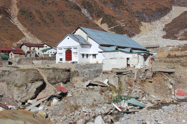 Uttarkashi, Uttarakhand / India - 17 Haziran 2013: Uttarakhand, Hindistan 'da Kedarnath Felaketi 2013 sırasında çökmüş evler. Yaşam ve mülkte ağır kayıplara yol açtı.