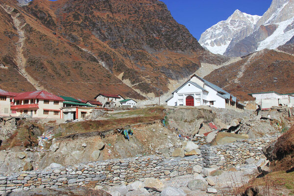 Уттаркаши, Уттаракханд / Индия - 17 июня 2013 года: Разрушенные дома во время катастрофы в Кедарнатхе 2013 года в Уттаракханде, Индия. Результат тяжелых потерь для жизни и собственности.
