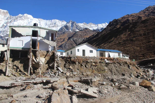 Uttarkashi, Uttarakhand / India - 17 Haziran 2013: Uttarakhand, Hindistan 'da Kedarnath Felaketi 2013 sırasında çökmüş evler. Yaşam ve mülkte ağır kayıplara yol açtı.