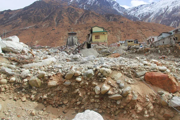 Uttarkashi, Uttarakhand / India - 17 Haziran 2013: Uttarakhand, Hindistan 'da Kedarnath Felaketi 2013 sırasında çökmüş evler. Yaşam ve mülkte ağır kayıplara yol açtı.