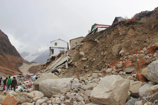 Uttarkashi, Uttarakhand / India - 17 Haziran 2013: Uttarakhand, Hindistan 'da Kedarnath Felaketi 2013 sırasında çökmüş evler. Yaşam ve mülkte ağır kayıplara yol açtı.