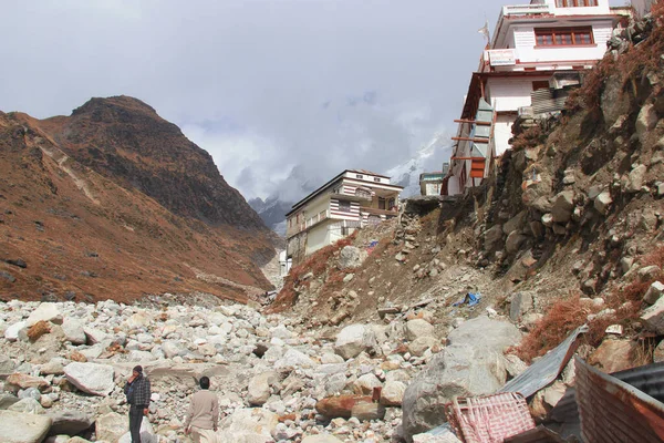 Uttarkashi, Uttarakhand / India - 17 Haziran 2013: Uttarakhand, Hindistan 'da Kedarnath Felaketi 2013 sırasında çökmüş evler. Yaşam ve mülkte ağır kayıplara yol açtı.