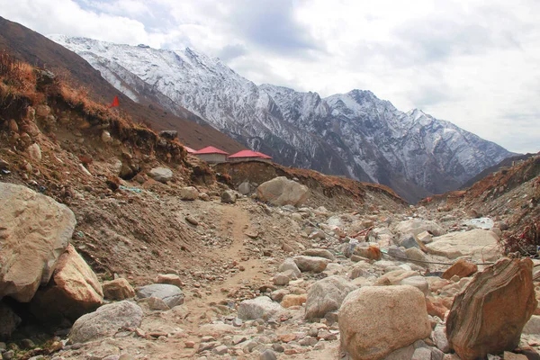 Uttarkashi, Uttarakhand / India - 17 Haziran 2013: Uttarakhand, Hindistan 'da Kedarnath Felaketi 2013 sırasında çökmüş evler. Yaşam ve mülkte ağır kayıplara yol açtı.