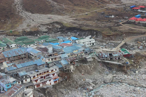 Kedarnath Tapınağı 'nın havadan görünüşü Kedarnath Felaketi 2013' ten sonra. İnsanlara ve mülke ağır zarar verildi. En kötü felaket. Heyelan, sel, Hindistan 'da sağanak yağış.