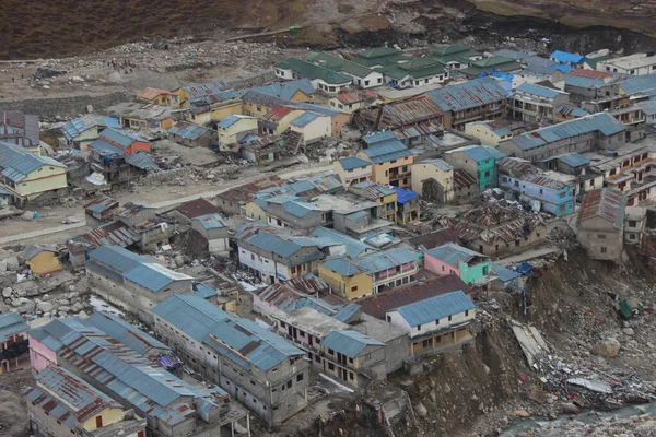 Kedarnath Tapınağı 'nın havadan görünüşü Kedarnath Felaketi 2013' ten sonra. İnsanlara ve mülke ağır zarar verildi. En kötü felaket. Heyelan, sel, Hindistan 'da sağanak yağış.