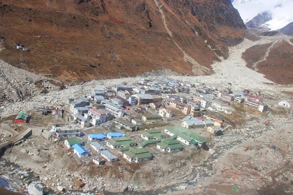 Kedarnath Tapınağı 'nın havadan görünüşü Kedarnath Felaketi 2013' ten sonra. İnsanlara ve mülke ağır zarar verildi. En kötü felaket. Heyelan, sel, Hindistan 'da sağanak yağış.