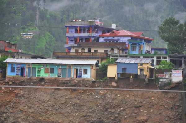 Hindistan faciası. Şiddetli yağış sele neden olur. Birçok hayata zarar verir. Hindistan 'da bulut patlaması. Nehir kırmızı alarmın üzerinde akıyor.