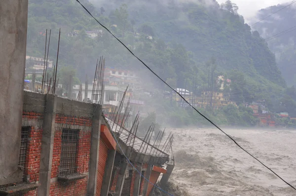 Hindistan faciası. Şiddetli yağış sele neden olur. Birçok hayata zarar verir. Hindistan 'da bulut patlaması. Nehir kırmızı alarmın üzerinde akıyor.