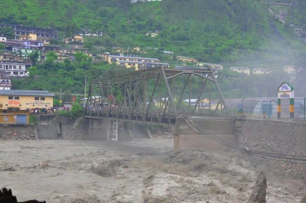 Hindistan faciası. Şiddetli yağış sele neden olur. Hindistan 'da sağanak yağmur. Nehir kırmızı alarmın üzerinde akıyor. Nehir taşması nedeniyle köprü bozuk karayolu tıkandı.